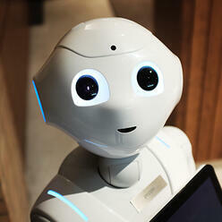 Článek: Téměř polovina spotřebitelů klade rovnítko mezi umělou inteligenci a roboty
