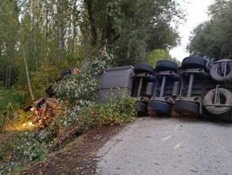 Na juhu Slovenska sa zrazili tri autá a kamión, nehodu neprežili štyria ľudia  