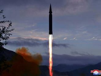 Severná Kórea mala otestovať novú hypersonickú raketu, tlak na USA a Južnú Kóreu rastie