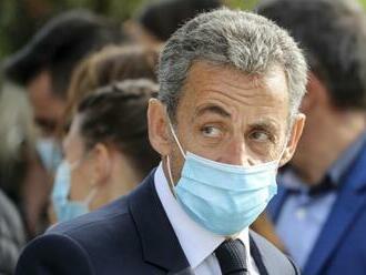 Bývalého francúzskeho prezidenta Sarkozyho uznali vinným, z domáceho väzenia sa nepohne rok