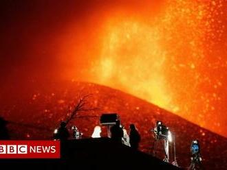 Canary Islands: Firefighters retreat as volcano intensifies
