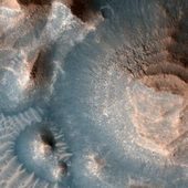 Mars byl dle NASA utvářen i gigantickými sopečnými erupcemi dávných kalder