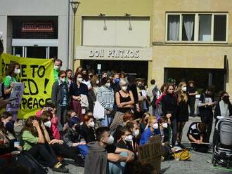 Asi dvě stě studentů v ulicích Brna demonstrovalo za klimaticky odpovědnou vládu