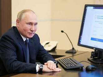 Putin odovzdal svoj hlas vo voľbách prvýkrát elektronicky. Naďalej je v izolácii