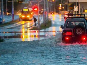V Bratislave na Gagarinovej ulici zaplavilo podjazd, úsek už sprejazdnili