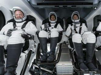 Vesmírny let čaká prvú civilnú posádku bez profesionálneho astronauta