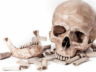 Robotníci v Peru našli 800 rokov starý hrob s pozostatkami ôsmich ľudí