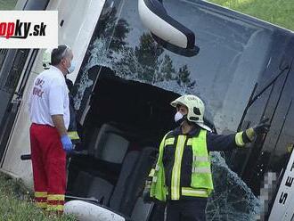 Nehoda autobusu v Rakúsku: Tridsať ľúdí je zranených, stav piatich je vážny