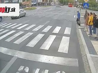 VIDEO Takto to vyzerá, keď chodec aj MHD nerešpektujú semafor: Nehode sa už nedalo zabrániť