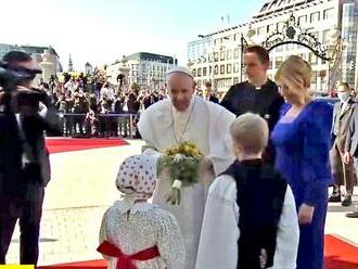 História sa opakuje, pápeža privítali deti zo súboru Lúčka: Zážitok si zapamätáme na celý život!