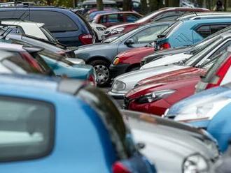 Jazdené autá v Česku prudko zdražujú, na nové sa čaká aj rok: Bazáre predajú všetko, čo má volant