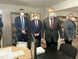 FOTO: Minister práce Krajniak v Hajnáčke navštívil nové pracovisko úradu práce aj zariadenie pre seniorov