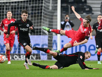 Bielefeld překvapil v německé lize výhrou 2:0 ve Frankfurtu