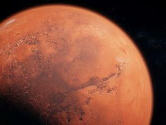 Záhada fialového povlaku: Co pokrývá horniny na Marsu?