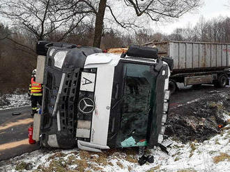 Hasiči zasahují u dopravní nehody nákladního automobilu v katastru obce Zákupy. Vozidlo zabírá…