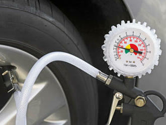 Viete, aký je správny tlak v pneumatikách?