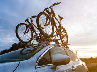 Riešime otázku: Nosič bicyklov na strechu alebo na ťažné zariadenie?