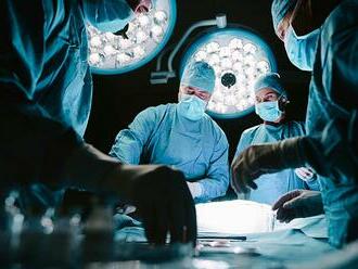 Kanadská studie: Pacientky častěji trpí komplikacemi a umírají, když je operuje muž