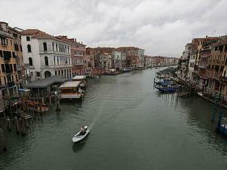 Benátky vykázaly českou turistku. Polonahá pózovala na válečném památníku
