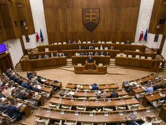Opoziční poslanci žiadajú pre rast cien a vojenské cvičenie na Slovensku zvolanie mimoriadnej schôdze parlamentu