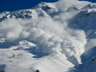 Na horách platí 3. stupeň lavínového nebezpečenstva, rozmiestnenie snehu je pre vietor veľmi nepravidelné