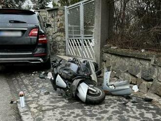 Policajti zasahovali pri tragickej dopravnej nehode v Bratislave, motocyklista neprežil zrážku s autom  