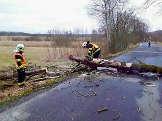 Víchrica v Česku si vyžiadala jednu obeť, hasiči zasahovali väčšinou pri spadnutých stromoch