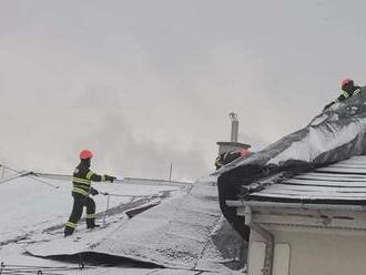 Strhnuté strechy aj popadané stromy, hasiči mali pre silný nárazový vietor desiatky výjazdov  