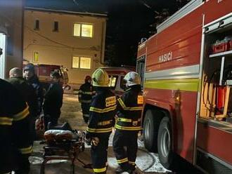 Požiar v bytovke si vyžiadal jednu obeť, ďalších obyvateľov museli urýchlene evakuovať
