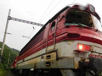 Pri Pezinku zrazil vlak 47-ročnú ženu, zraneniam na mieste podľahla