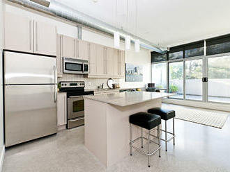 Betónové podlahy získavajú na popularite. Dajte im šancu v kuchyni alebo kúpeľni
