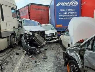 Hromadná nehoda na dálnici D5. U Žebráku havarovalo téměř čtyřicet aut