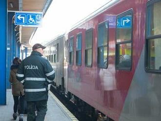 Muž vo vlaku onanoval pred ženou. Polícia ho obvinila
