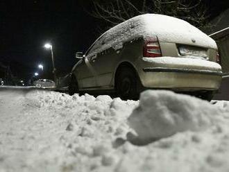 Na Slovensko plnou silou udrie zima, SHMÚ vydal viacero výstrah