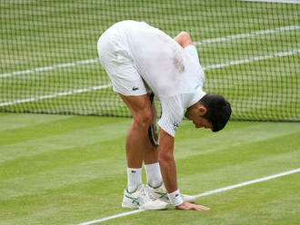 Djokovičovi môže vystaviť stopku aj Wimbledon, domnievajú sa britské médiá