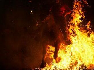 Španielska obec obnovila starobylý rituál skákania koní cez oheň