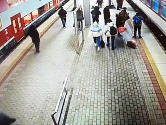 Viac šťastia ako rozumu: Seniorka naskakovala do idúceho vlaku, takmer ju zabil