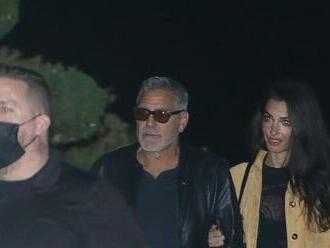 Oslnivá Amal v koži, spokojný Clooney! Slávny pár si vyrazil s ďalšou hviezdnou dvojicou