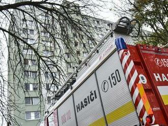 Požiar paneláku v Prahe si vyžiadal evakuáciu 40 ľudí