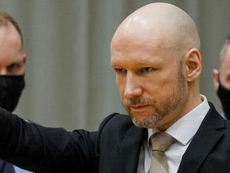 Breivik žiada o podmienečné prepustenie, na súde sa uviedol nacistickým pozdravom
