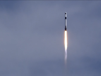 The Guardian: Nosnej rakete spoločnosti SpaceX hrozí zrážka s Mesiacom