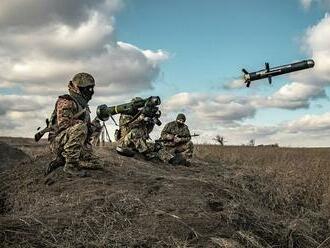 Británia dodáva Ukrajine zbrane, aby sa mohla brániť v prípade invázie