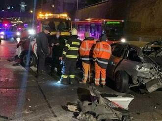 Vodič, ktorý v Bratislave spôsobil hromadnú nehodu, nafúkal 1,6 promile