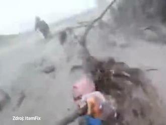 Na ženu sa rútila záplavová vlna, ona nakrúcala selfie video: To, čo urobila, keď ju zmietla voda, je šialené!