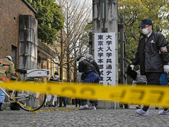 Mladík pobodal pred univerzitou v Tokiu troch ľudí