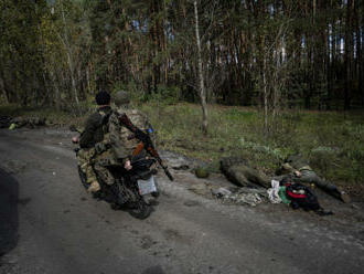 První záběry z osvobozeného Lymanu ukazují padlé ruské vojáky na silnicích