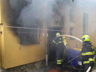 Při požáru domu v Předklášteří na Tišnovsku hasiči zachránili ženu a psa, škoda na majetku je 1,5 milionu korun