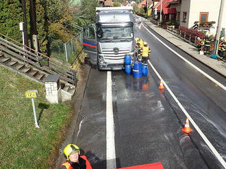 V obci Jasenná na Zlínsku zasahovali hasiči ze tří jednotky u nehody nákladního a osobního vozidla