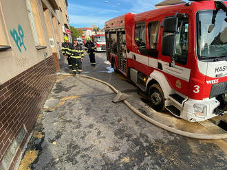 V ulici Nad Šutkou v Praze došlo při zásahu k propadu chodníku pod vozidlem HZS, původně hasiči…