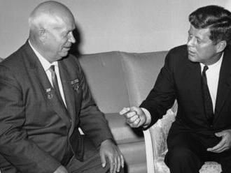Ježek v kalhotách. Před 60 lety ustoupil Chruščov, teď je na řadě Putin